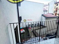 REZERVACE Byt 3+kk 74 m2 s balkonem 3,5 m2 a možností parkování v domě, Pštrossova ul., Praha 1 - balkon