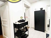 REZERVACE Byt 3+kk 74 m2 s balkonem 3,5 m2 a možností parkování v domě, Pštrossova ul., Praha 1 - chodba