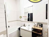 REZERVACE Byt 3+kk 74 m2 s balkonem 3,5 m2 a možností parkování v domě, Pštrossova ul., Praha 1 - koupelna s vanou, sprch. koutem a wc