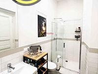 REZERVACE Byt 3+kk 74 m2 s balkonem 3,5 m2 a možností parkování v domě, Pštrossova ul., Praha 1 - koupelna s vanou, sprch. koutem a wc