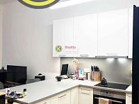 REZERVACE Byt 3+kk 74 m2 s balkonem 3,5 m2 a možností parkování v domě, Pštrossova ul., Praha 1 - kuch,kout