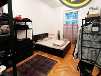 REZERVACE Byt 3+kk 74 m2 s balkonem 3,5 m2 a možností parkování v domě, Pštrossova ul., Praha 1 - ložnice do ulice