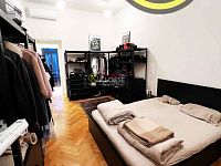 REZERVACE Byt 3+kk 74 m2 s balkonem 3,5 m2 a možností parkování v domě, Pštrossova ul., Praha 1 - ložnice do ulice