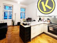 REZERVACE Byt 3+kk 74 m2 s balkonem 3,5 m2 a možností parkování v domě, Pštrossova ul., Praha 1 - obývací pokoj (salon) s kuch.koutem