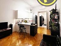 REZERVACE Byt 3+kk 74 m2 s balkonem 3,5 m2 a možností parkování v domě, Pštrossova ul., Praha 1 - obývací pokoj (salon) s kuch.koutem