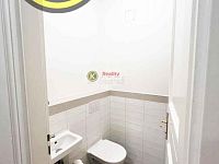 REZERVACE Byt 3+kk 74 m2 s balkonem 3,5 m2 a možností parkování v domě, Pštrossova ul., Praha 1 - wc