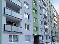 Pronájem garsonky (20m²) v panelovém domě s výtahem v Palackého ulici v Chebu