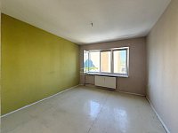 Byt 1+1 s velkým balkonem a zděným sklepem v centru Sokolova – vytvořte si bydlení přesně podle svých představ - 1+1 lodž (20)co.jpg