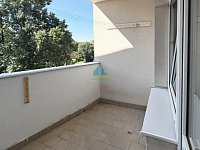 Byt 1+1 s velkým balkonem a zděným sklepem v centru Sokolova – vytvořte si bydlení přesně podle svých představ - 1+1 lodž (5)co.jpg