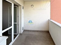 Byt 1+1 s velkým balkonem a zděným sklepem v centru Sokolova – vytvořte si bydlení přesně podle svých představ - 1+1 lodž (6)co.jpg