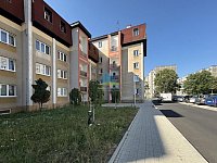 Byt 1+1 s velkým balkonem a zděným sklepem v centru Sokolova – vytvořte si bydlení přesně podle svých představ - 1+1 lodž (73)co.jpg