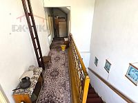 Rodinný dům 6+1 v Semilech - chodba v prvním patře.jpg