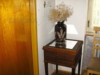 Prodej rodinného domu v Liberci – Starý Harcov - P1010172chodba před lož.29.JPG