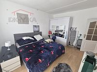 Prodej pěkného bytu 3+1 v Semilech - Řeky - ložnice s balkonem - 2.jpg