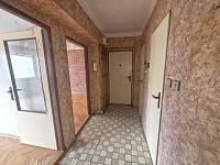 Byt 3+1 s balkonem v Semilech – Pod Černým mostem - chodba 1.jpg