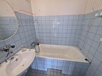 Byt 3+1 s balkonem v Semilech – Pod Černým mostem - koupelna.jpg