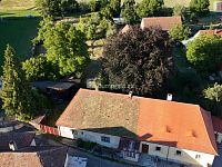 exkluzivní prodej samostatné části dvojdomu, maštale a velké zahrady za domem - Drahenice - 3