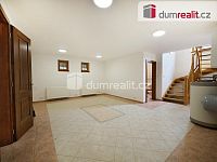 Vila 8+1, dvě garáže, terasa, balkon, pozemek 3176 m2 - 14