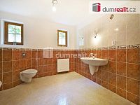 Vila 8+1, dvě garáže, terasa, balkon, pozemek 3176 m2 - 18