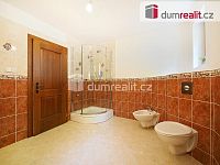 Vila 8+1, dvě garáže, terasa, balkon, pozemek 3176 m2 - 19