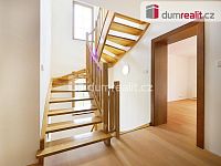 Vila 8+1, dvě garáže, terasa, balkon, pozemek 3176 m2 - 2