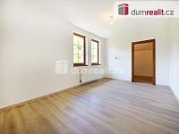 Vila 8+1, dvě garáže, terasa, balkon, pozemek 3176 m2 - 27