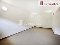 Vila 8+1, dvě garáže, terasa, balkon, pozemek 3176 m2 - 29