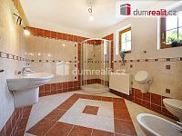 Vila 8+1, dvě garáže, terasa, balkon, pozemek 3176 m2 - 7