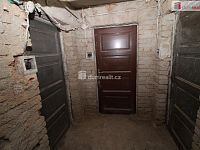 Krásný udržovaný byt 2+1 ve druhém patře cihlové vily v Mariánských Lázních s velkým sklepem a podílem na zahradě - 23