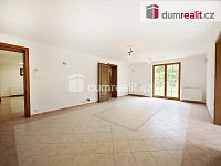 Vila 8+1, dvě garáže, terasa, balkon, pozemek 3176 m2 - 13