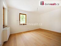 Vila 8+1, dvě garáže, terasa, balkon, pozemek 3176 m2 - 17