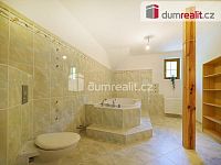 Vila 8+1, dvě garáže, terasa, balkon, pozemek 3176 m2 - 25