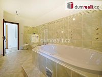 Vila 8+1, dvě garáže, terasa, balkon, pozemek 3176 m2 - 26