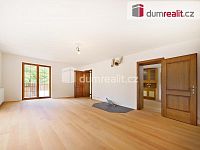 Vila 8+1, dvě garáže, terasa, balkon, pozemek 3176 m2 - 8