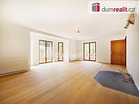 Vila 8+1, dvě garáže, terasa, balkon, pozemek 3176 m2 - 9