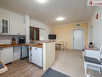 Krásný prostorný byt 3+1 po rekonstrukci v cihlovém domě s vlastní zahradou - 12