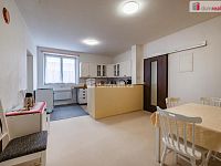 Krásný prostorný byt 3+1 po rekonstrukci v cihlovém domě s vlastní zahradou - 13