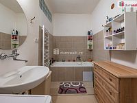 Krásný prostorný byt 3+1 po rekonstrukci v cihlovém domě s vlastní zahradou - 15