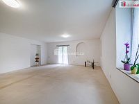 Krásný prostorný byt 3+1 po rekonstrukci v cihlovém domě s vlastní zahradou - 2