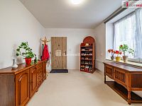 Krásný prostorný byt 3+1 po rekonstrukci v cihlovém domě s vlastní zahradou - 8