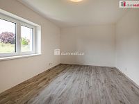 Luxusní novostavba prostorného rodinného domu s garáží, terasou a zahradou v Karlových Varech - 10