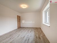 Luxusní novostavba prostorného rodinného domu s garáží, terasou a zahradou v Karlových Varech - 11