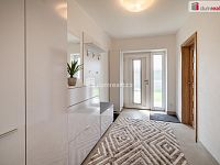 Luxusní novostavba prostorného rodinného domu s garáží, terasou a zahradou v Karlových Varech - 12