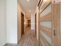 Luxusní novostavba prostorného rodinného domu s garáží, terasou a zahradou v Karlových Varech - 13