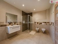 Luxusní novostavba prostorného rodinného domu s garáží, terasou a zahradou v Karlových Varech - 14