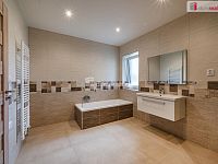 Luxusní novostavba prostorného rodinného domu s garáží, terasou a zahradou v Karlových Varech - 15