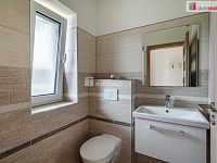 Luxusní novostavba prostorného rodinného domu s garáží, terasou a zahradou v Karlových Varech - 16