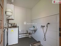 Luxusní novostavba prostorného rodinného domu s garáží, terasou a zahradou v Karlových Varech - 17