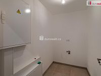 Luxusní novostavba prostorného rodinného domu s garáží, terasou a zahradou v Karlových Varech - 18