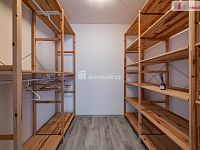 Luxusní novostavba prostorného rodinného domu s garáží, terasou a zahradou v Karlových Varech - 19